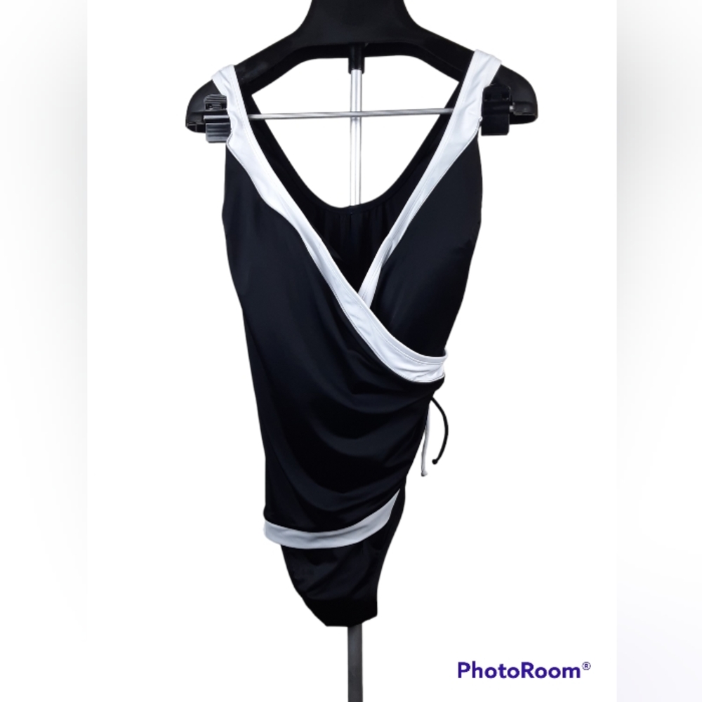 ST John's Bay Plus Size One Piece Swimsuit Black and White Size 24